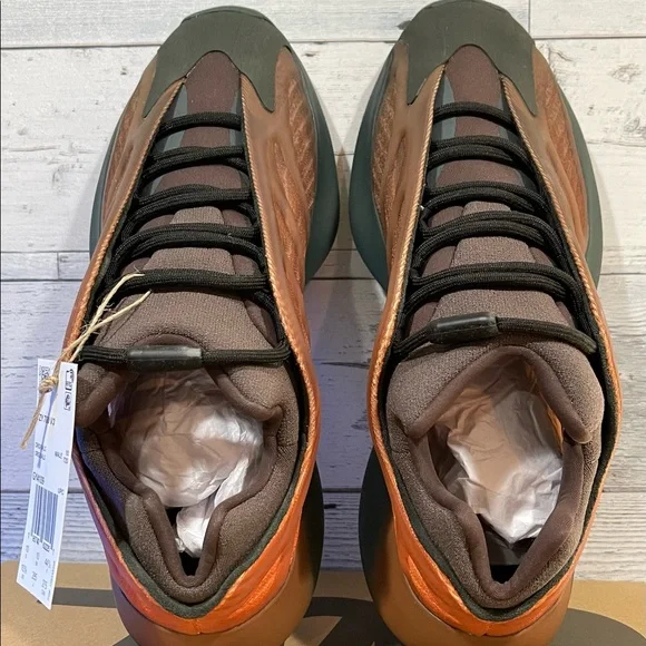 NEW! Men's Adidas Yeezy 700 V3 Copper Fade. Style: GY4109. US Size 10.5.